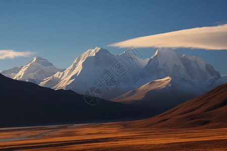 荒原上的雪山图片