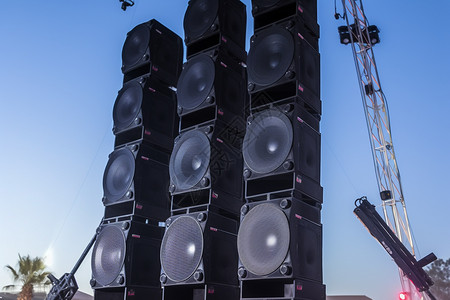 大型音乐节的扬声器设备高清图片