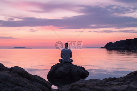 黄昏海边静坐的男子图片