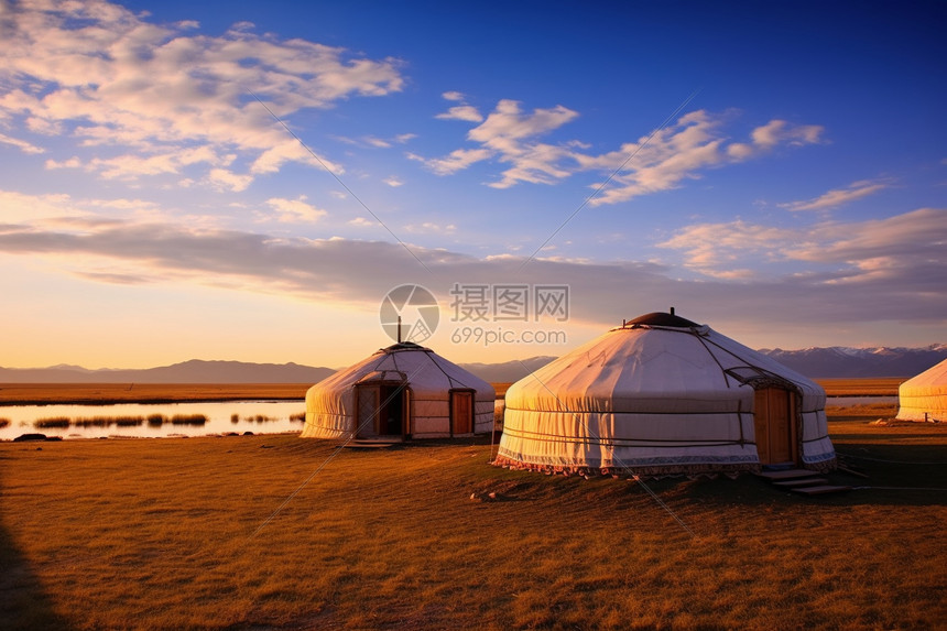 巴里坤湖旁的蒙古包图片