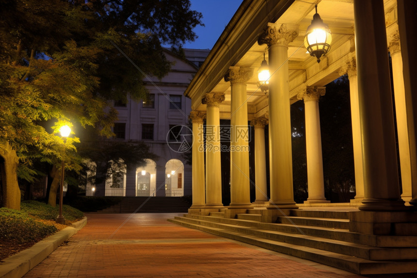 夜晚大学校园的历史建筑图片