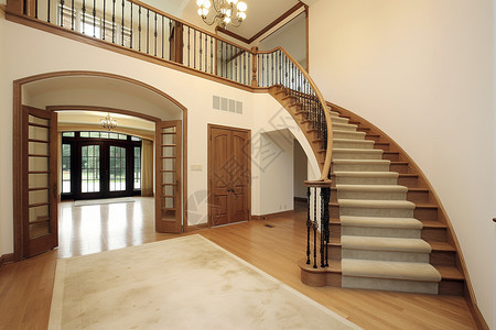 别墅的木质楼梯图片