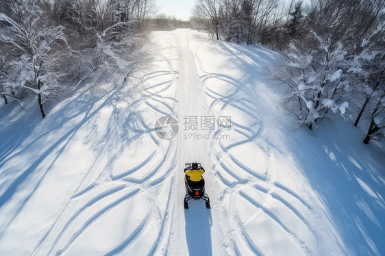 雪地上的雪地摩托图片