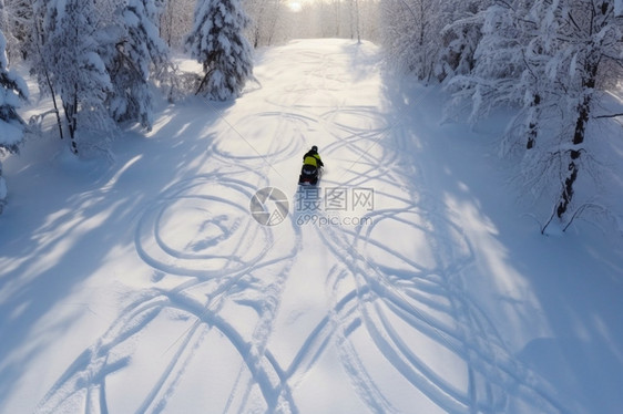 冬天雪地上的雪地摩托图片