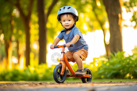 公园里戴头盔骑车的小男孩图片
