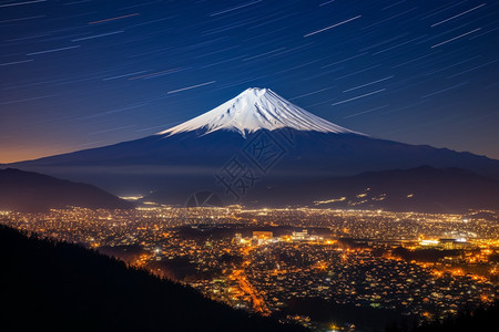 白头的火山图片