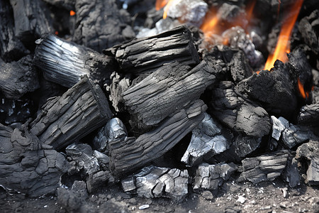 冷却回收的木炭图片