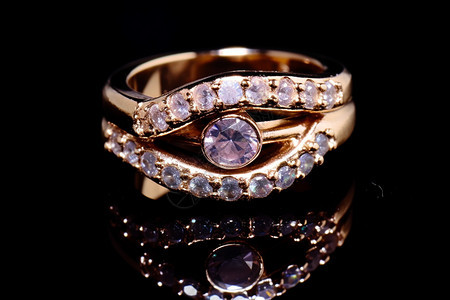 华丽奢华的钻石珠宝戒指图片