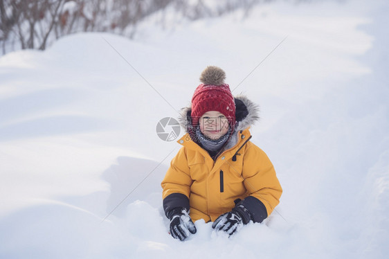 户外玩雪的孩子图片