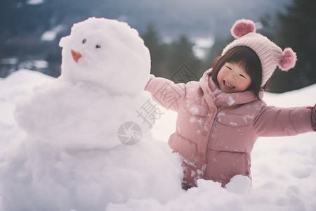冬季户外堆雪人的小女孩图片