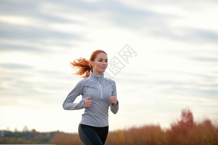 跑步的女人图片