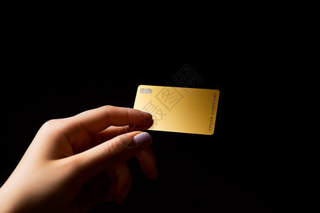 女商人手中的信用卡背景图片