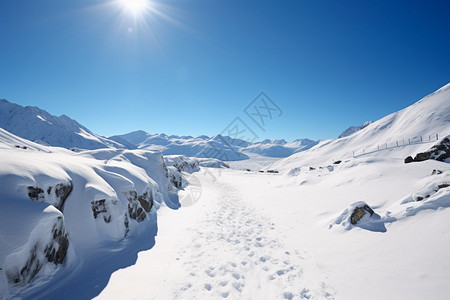 美丽的冬日雪山图片