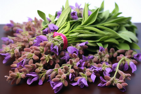 木桌上的紫丁香图片