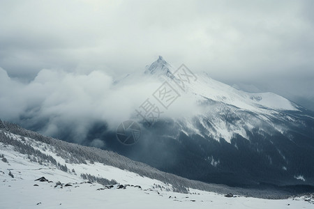 冬季雪山的美丽景观图片