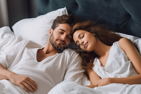 卧室休息的夫妻图片