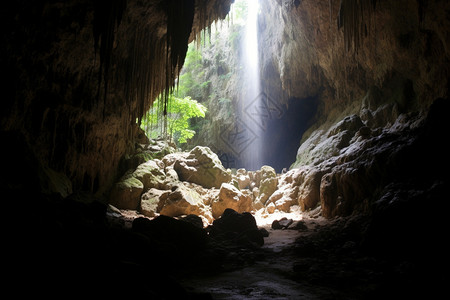 山谷中的岩石洞穴图片