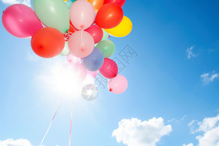 在狂欢节里放飞气球背景图片