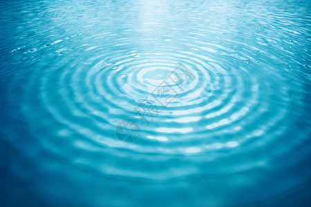 泳池中滴落水滴的波纹图片