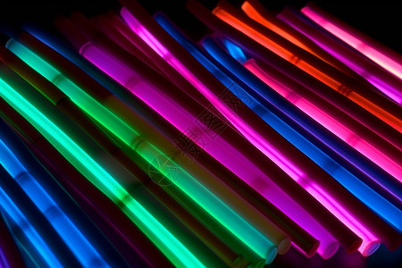 发光的霓虹色塑料条图片