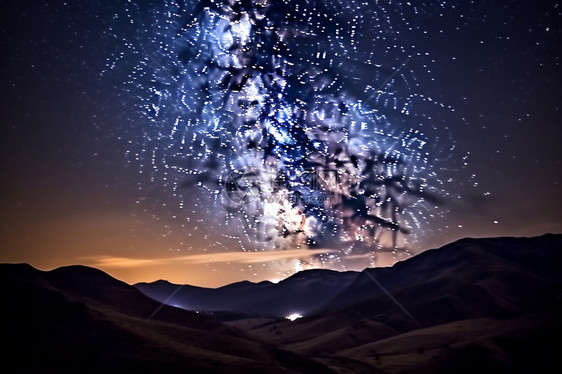 夜晚天空中的银河图片