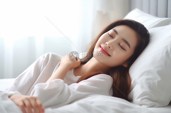 卧室中休息的女士图片