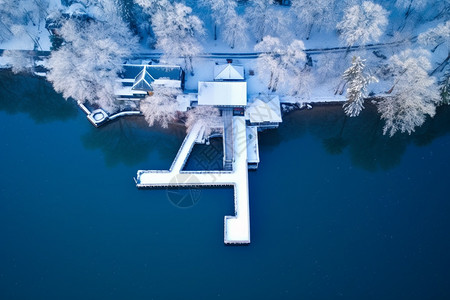 航拍冬季公园雪景图片