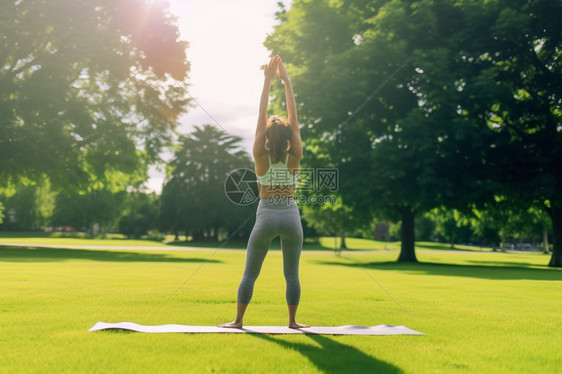 公园练瑜伽的女人图片