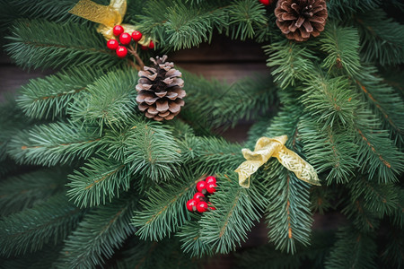 圣诞装饰品圣诞树上松果高清图片