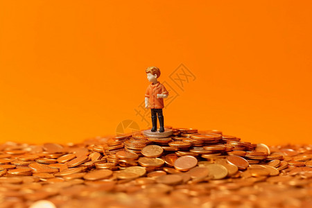 一个小人站在一堆金币上图片