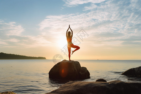 清晨海边练瑜伽的女子图片