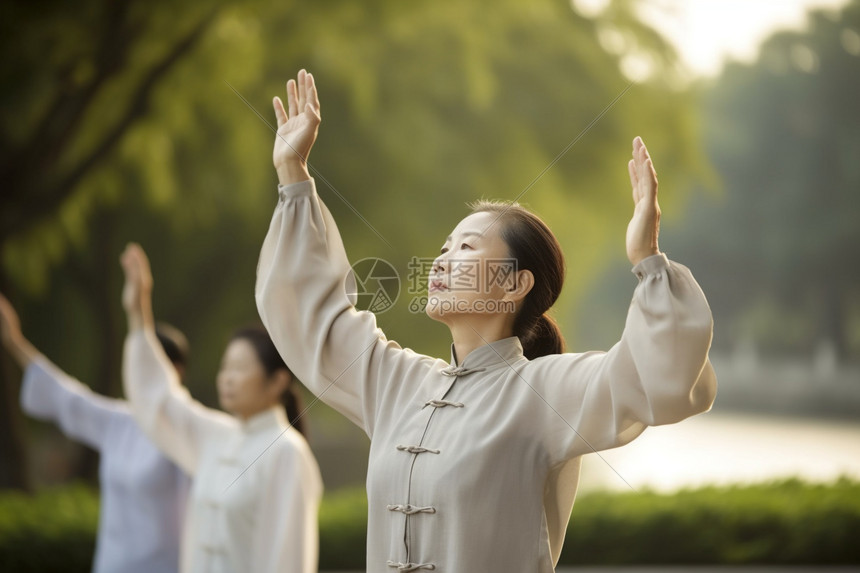 清晨练太极的女子图片