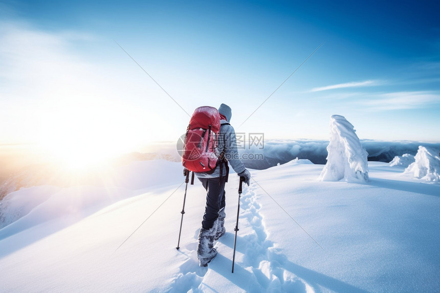 雪山背包客图片