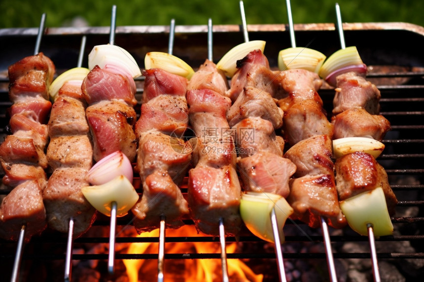 夏季户外的碳烤肉串图片