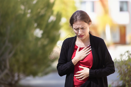 女性腹部成年女人心脏不舒服背景