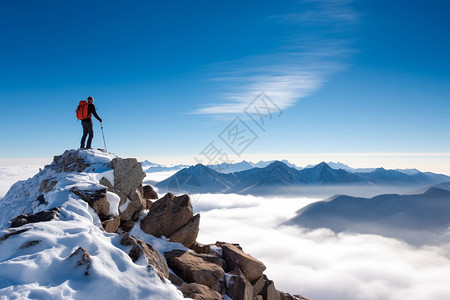 清晨运动清晨雪山中登顶的男子背景