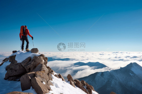 雪山中徒步运动的男子图片