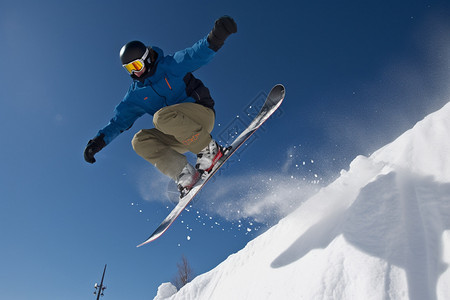 跳跃的滑雪者图片
