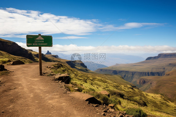 蜿蜒崎岖的山路景观图片