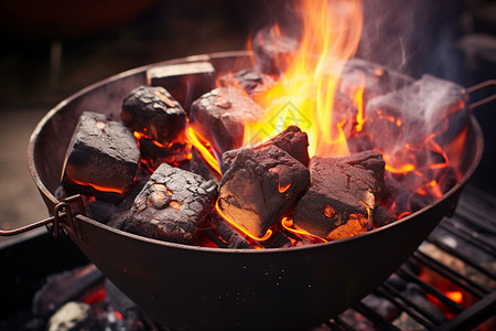户外烤炉上的炭火高清图片