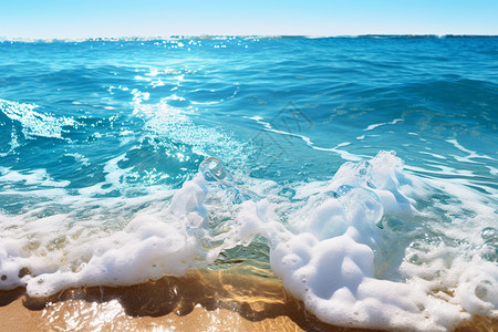 阳光下的泡沫阳光下湛蓝的海水背景