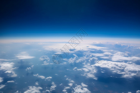 天空中的天际线景观图片