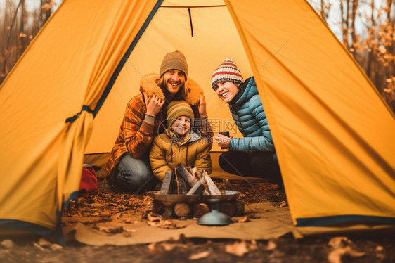 森林中露营的一家人图片