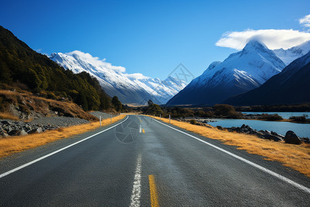 雪山山脉下的交通公路图片