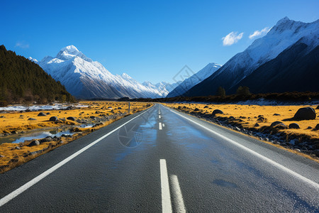 美丽壮观的雪山交通公路景观图片