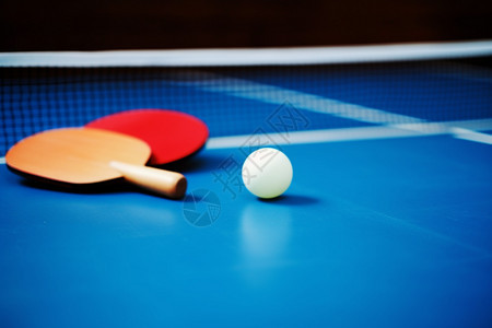 室内娱乐的乒乓球运动图片
