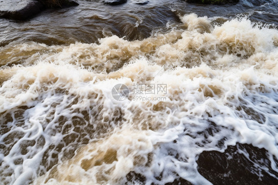 河流湍急的水面图片