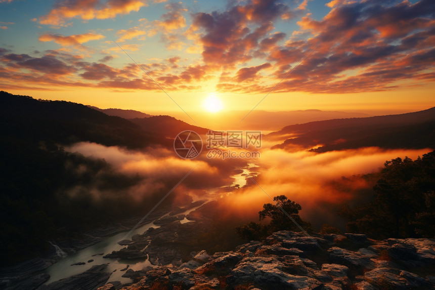 日落云雾中的山脉图片