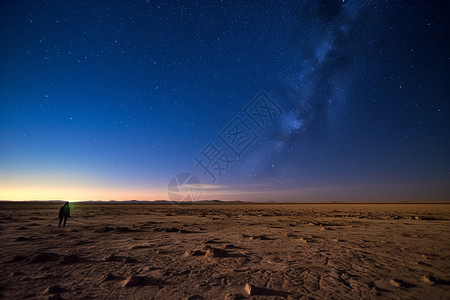 沙漠里美丽的星空地平线图片