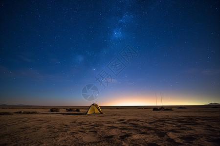 黄色美丽星星沙漠里夜晚的帐篷背景